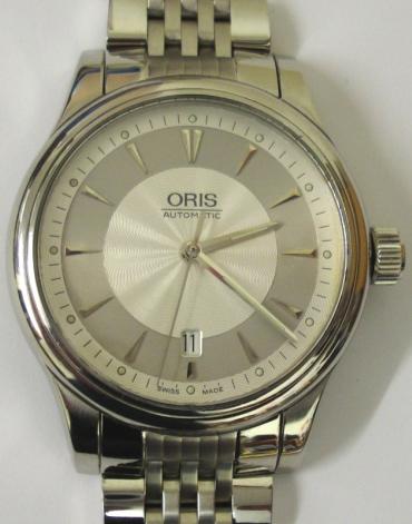Oris 7594 All Stainless Steel automatic wrist watch with integral s/steel bracelet. Sapphire crystal over a silvered textured dial with silvered dart hour markers and matching hands with sweep seconds and date display at 6 o/c. Swiss made Oris High Mech 733 26 jewel incabloc movement with screw on case back numbered 26-72355, water resistant to 50 metres.