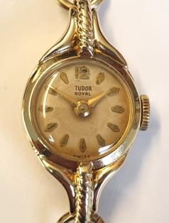 Ladies Rolex Tudor Royal manual wind dress watch in a 9ct gold case on a 9ct gold bracelet. Signed silvered dial with slight aging, gilt hour markers and polished gilt hands. Signed Swiss Tudor 21 jewel movement with case back hallmarked for Chester circa 1958 and numbered 320872.