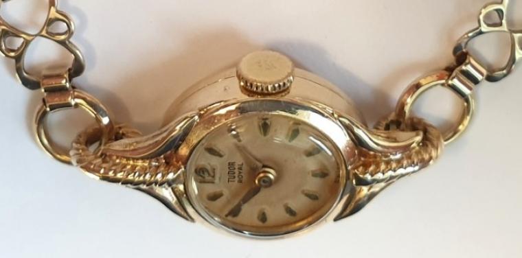 Ladies Rolex Tudor Royal manual wind dress watch in a 9ct gold case on a 9ct gold bracelet. Signed silvered dial with slight aging, gilt hour markers and polished gilt hands. Signed Swiss Tudor 21 jewel movement with case back hallmarked for Chester circa 1958 and numbered 320872.