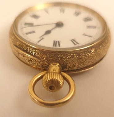 Swiss 18C gold cased ladies unsigned pocket/fob watch circa 1900. Top wind and time change, white enamel dial with black Roman hours and blued steel hands. Jewelled lever movement with bi-metallic balance and overcoil hair spring in a highly decorated gold case marked 18C and bearing continental gold marks and numbered 1019334.